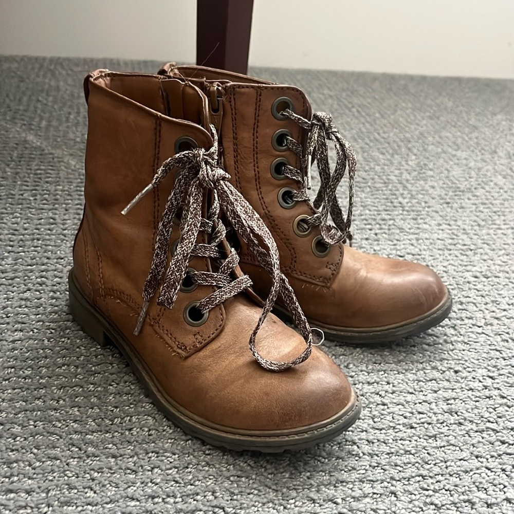 Girls boot. Size 13. Zip entry. Cat and Jack.
